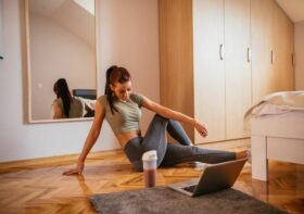 Aktywność fizyczna podczas wyjazdu – jak ćwiczyć w pokoju hotelowym? 