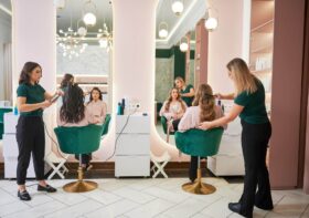 Jak urządzić salon fryzjerski w stylu glamour?
