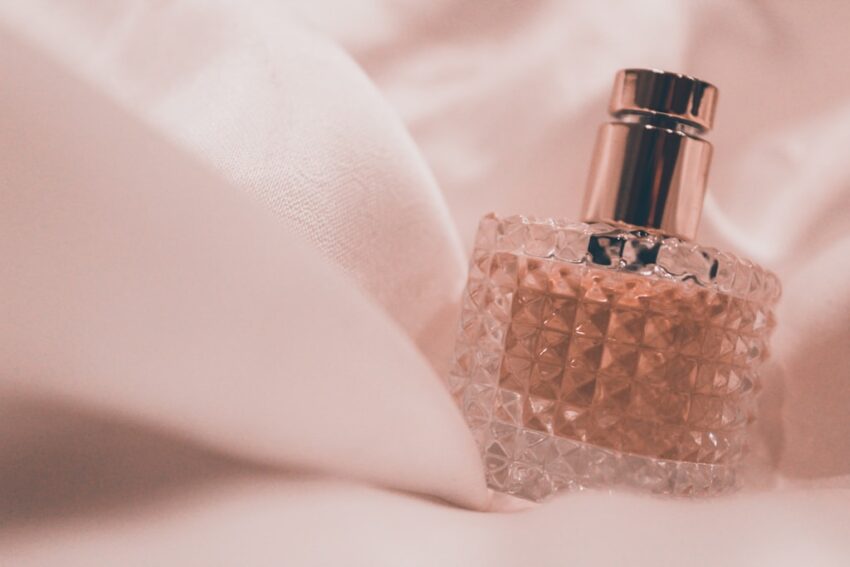 damskie perfumy w butelce
